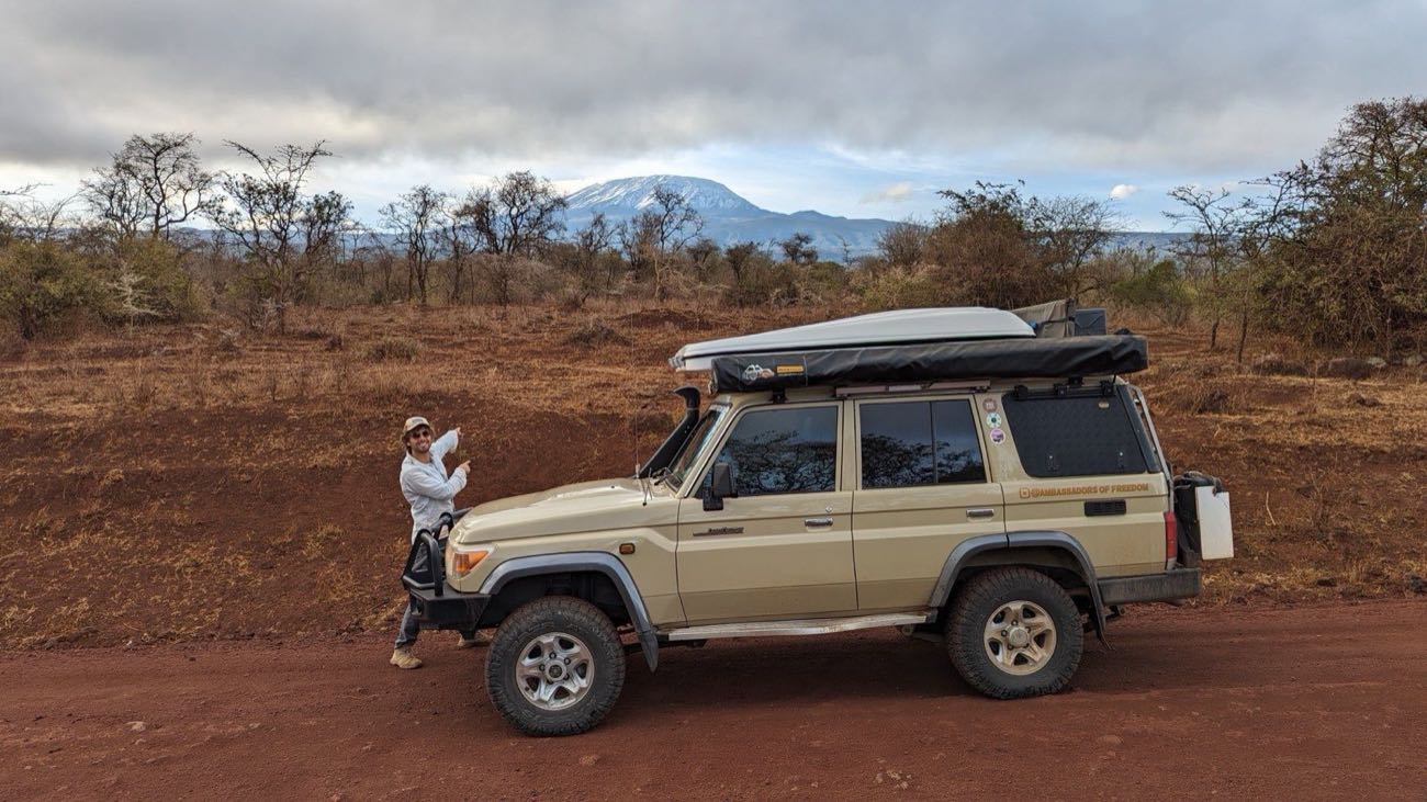 Ein im Busch geparkter Land Cruiser
