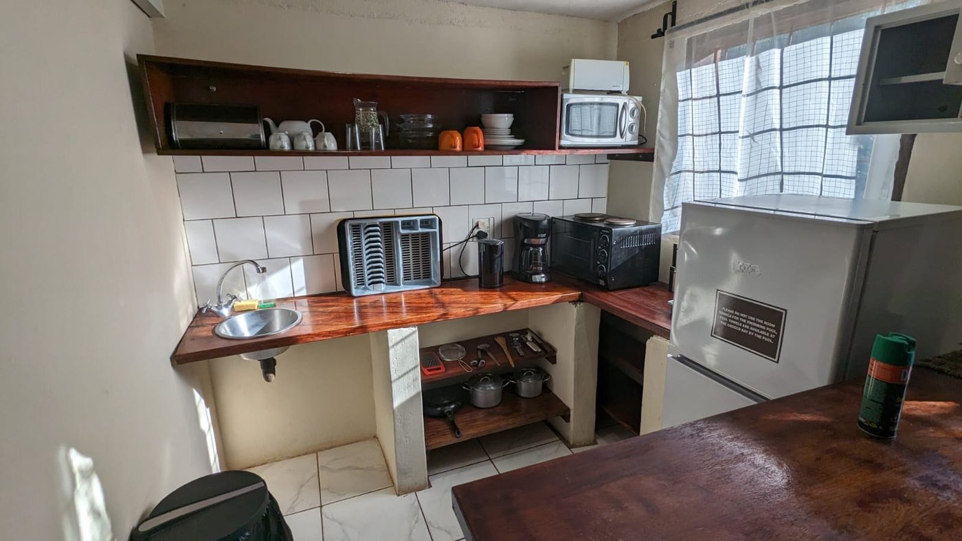 Kitchenette avec cuisinière et évier à Croc Valley Camp