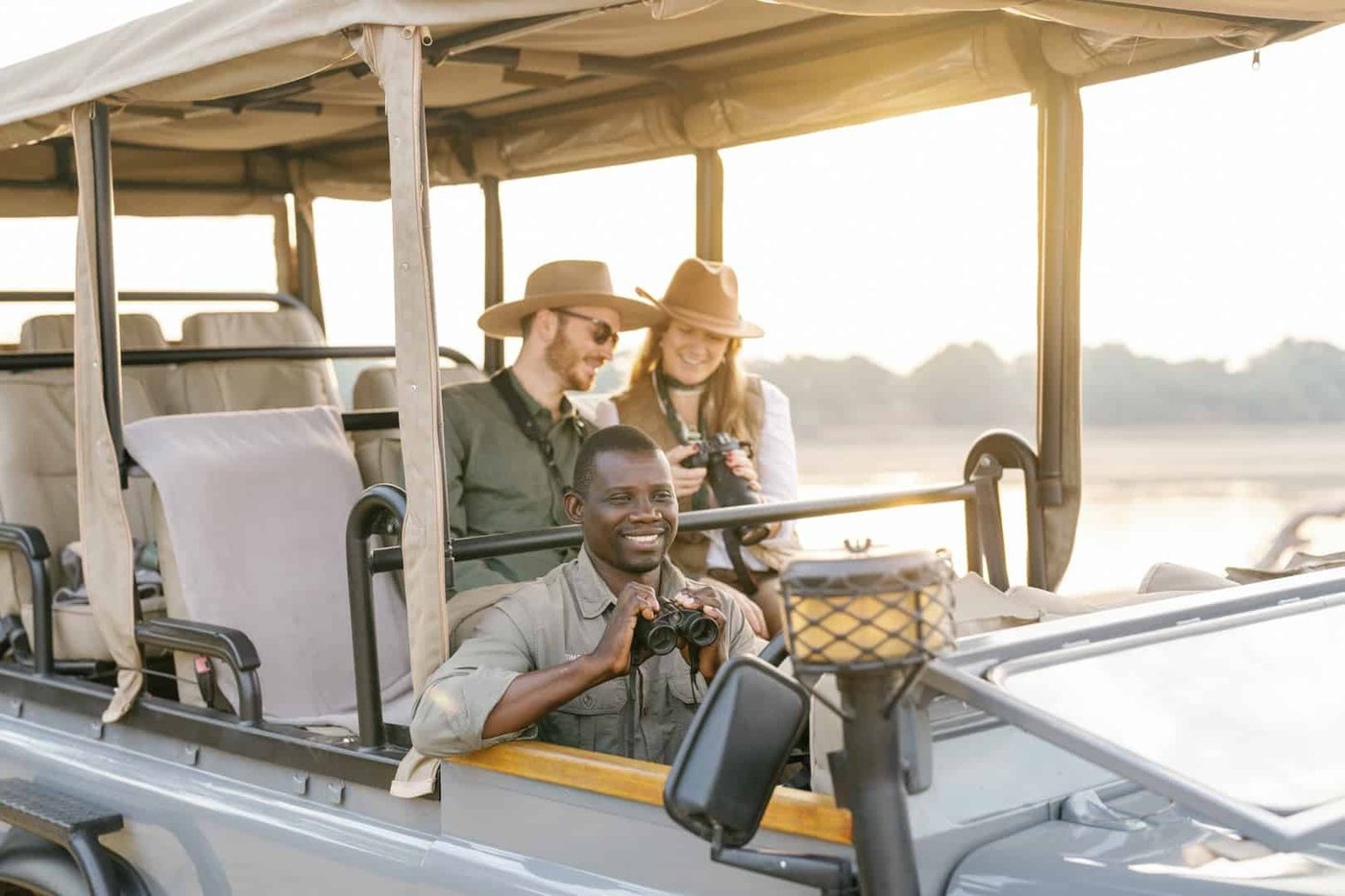 Guide et clients dans un véhicule de safari à l'aube, Kakuli