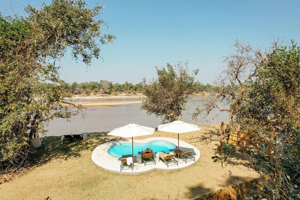 Une piscine aux formes libres donne sur la rivière Luangwa de Mchenja, South Luangwa