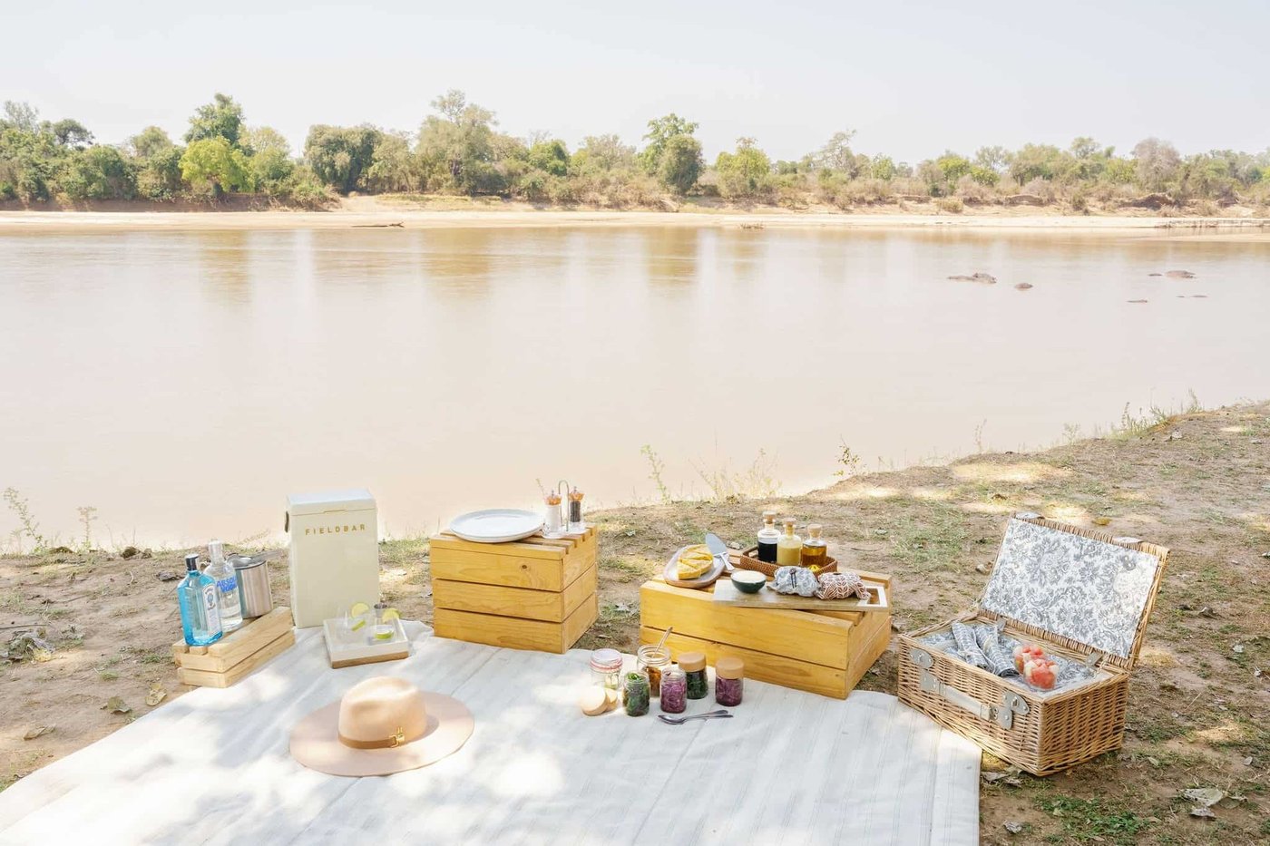 Un pique-nique au bord de la rivière est dressé sur le sable de Mchenja