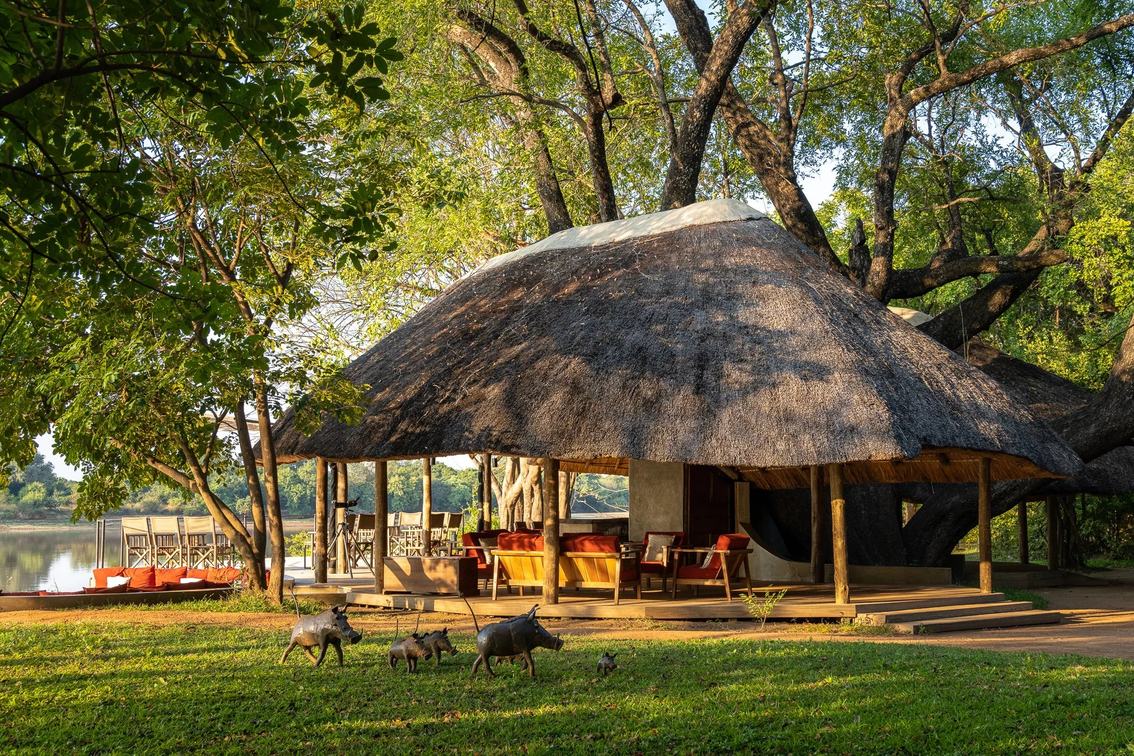 Pavillon lounge au toit de chaume surplombant la rivière Luangwa, Nkwali Camp, South Luangwa