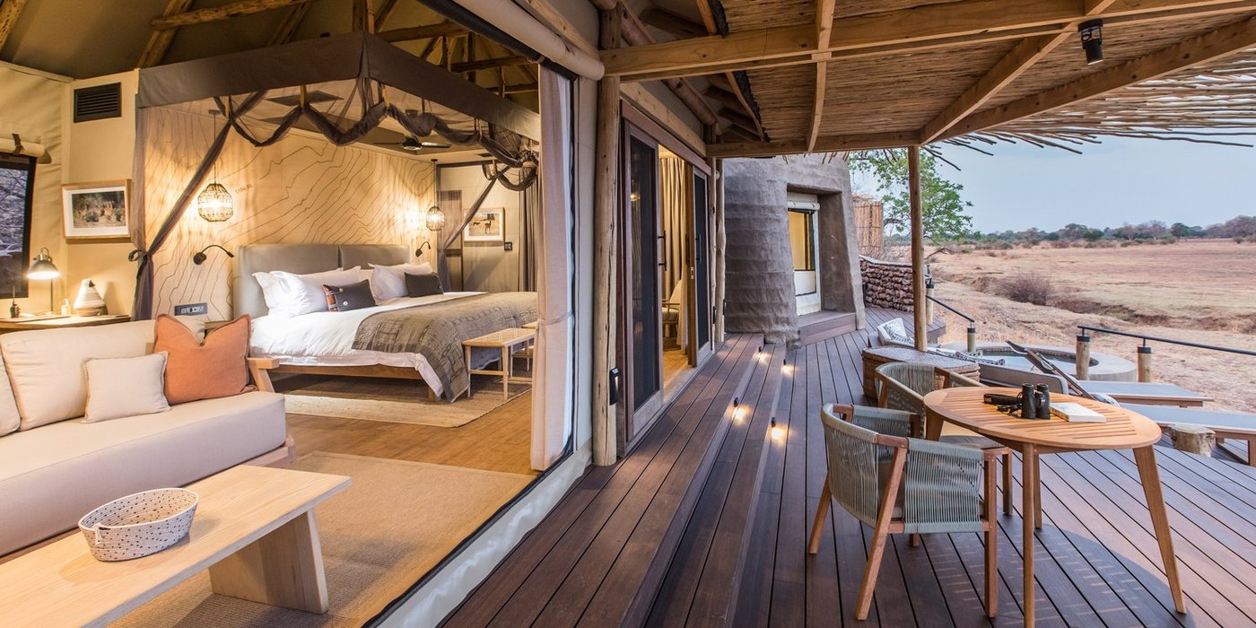 Chambre de suite moderne s'ouvrant sur une plateforme privée à Puku Ridge