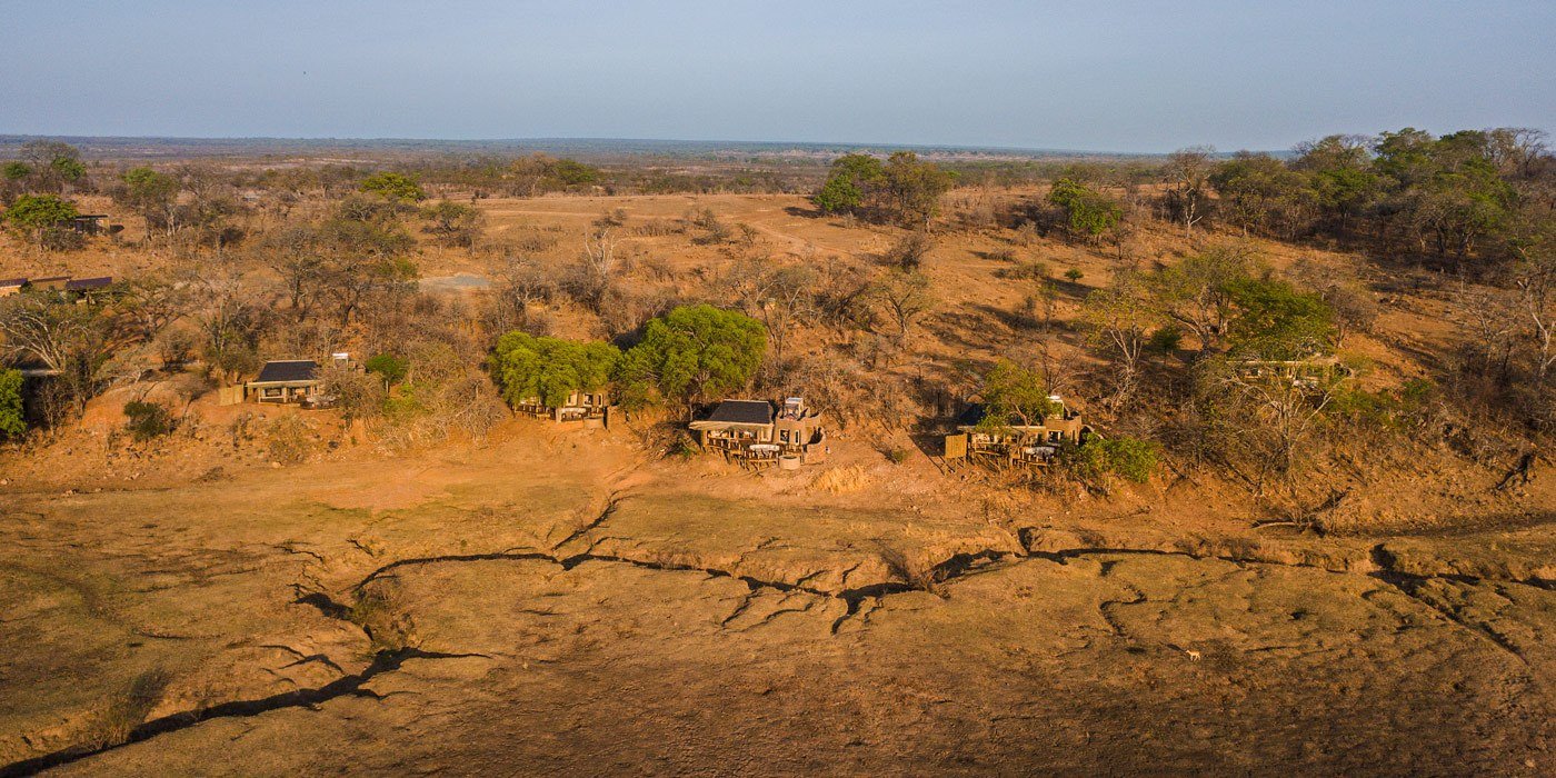 Vue aérienne du camp sous toile au milieu des arbres à Puku Ridge