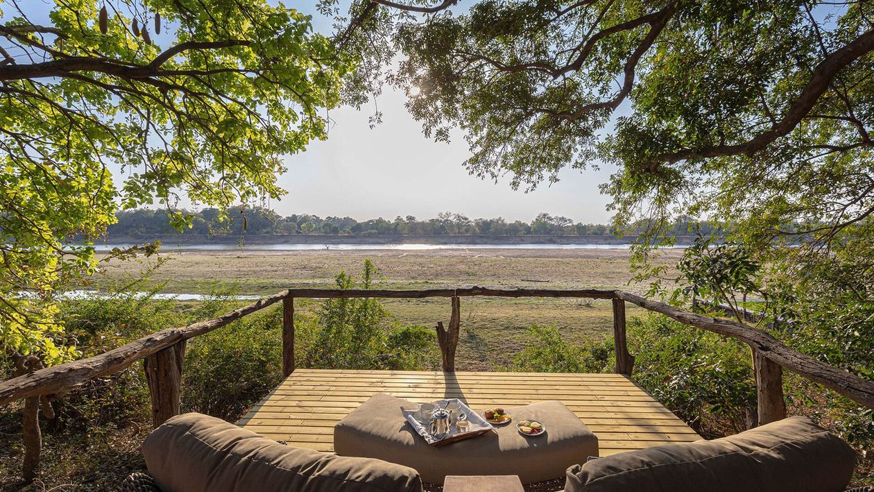 Le thé pour deux attend sur une terrasse ombragée surplombant la plaine inondable à Shawa Luangwa Camp