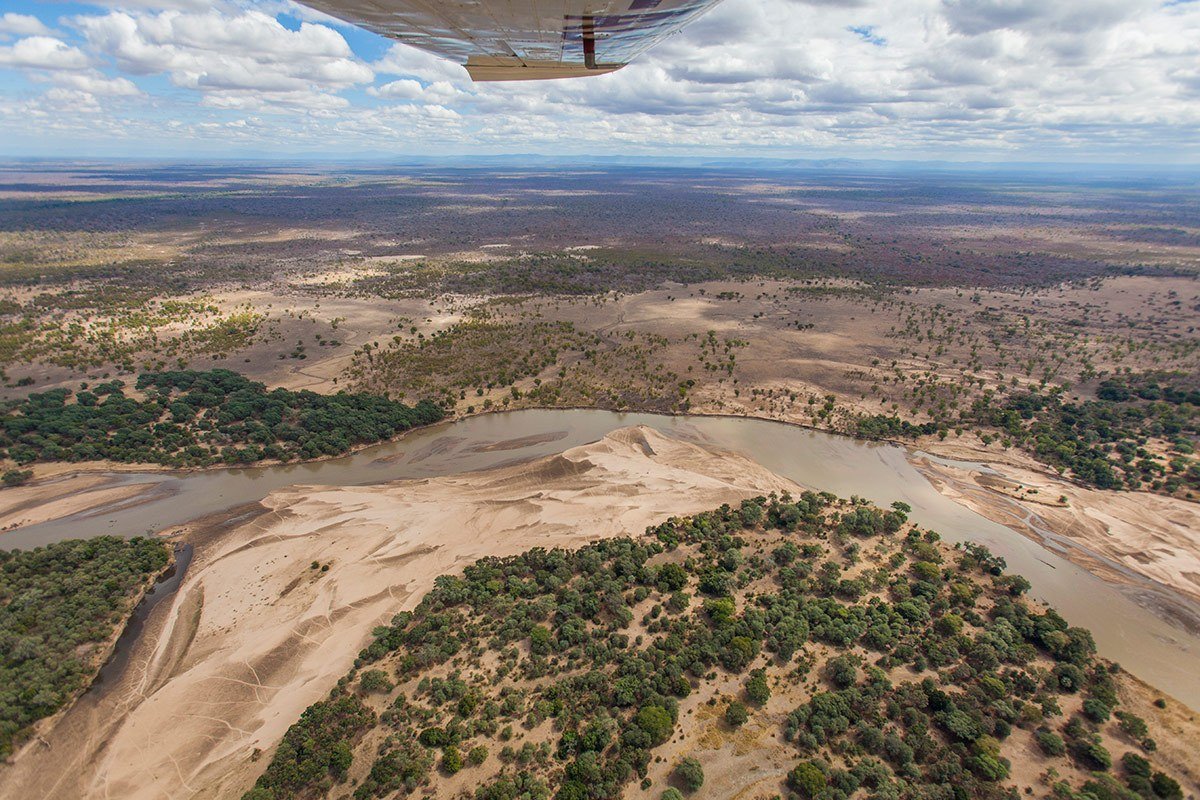 Une île de sable divise le fleuve Luangwa, vue d'un avion léger près de Tafika Camp