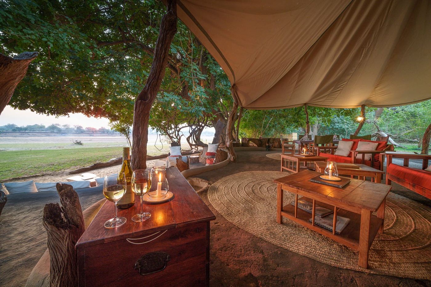 Lounge du foyer brillant à côté de la rive au crépuscule, Tena Tena